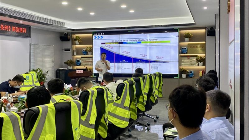 成人高考报名费用通常由以下几个部分构成：